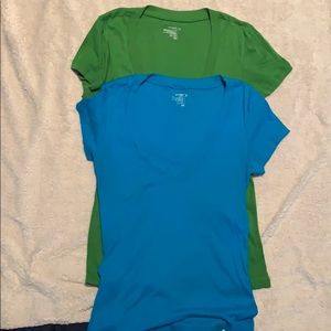 Two pk Old Navy v-neck t-shirts